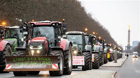 Bauern Protestieren Gegen Spar Pl Ne