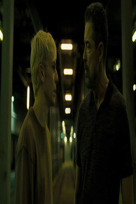 Mani nude película Tráiler resumen reparto y dónde ver Dirigida por Mauro Mancini