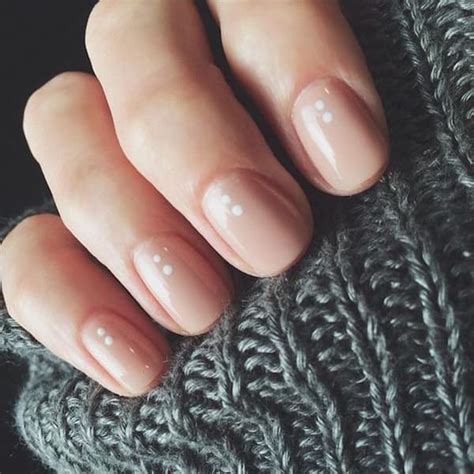 Esmaltes Color Nude una declaración elegante de tus uñas