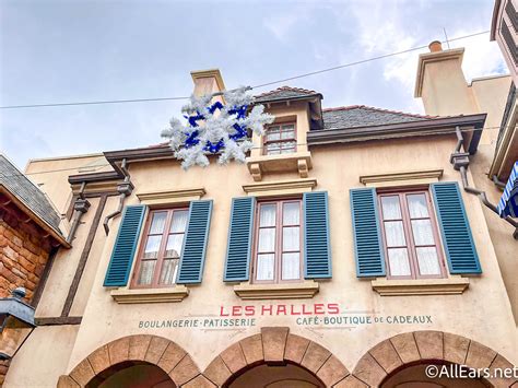 Video The First Holiday Decorations Are Up In Epcot Allearsnet