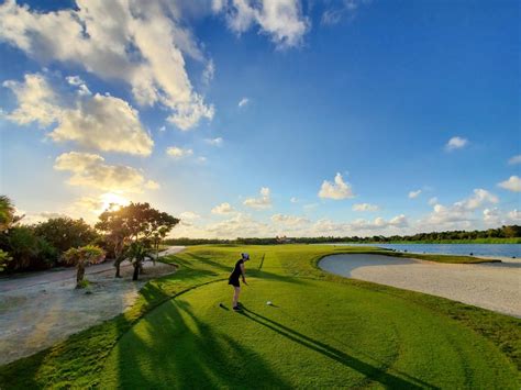 Playa Mujeres Golf Club, Cancun Mexico. Teeing off on the 18th : golf