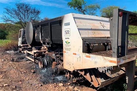 Após pegar fogo caminhão do Consórcio da Bacia do Paramirim fica