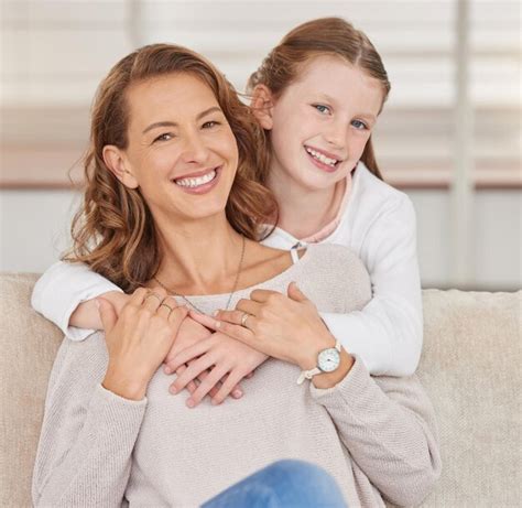 Retrato de una madre soltera y su hija niña adorable que se une a su