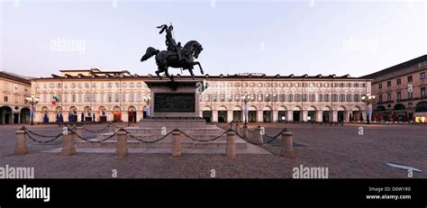 Italia Europa Piamonte Tur N En Invierno La Estatua Monumento