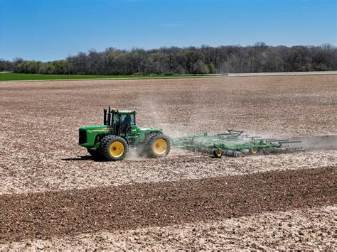 John Deere 9220 Tractor Pulling A John Deere 2310 Disk Cultivator Editorial Stock Image Image