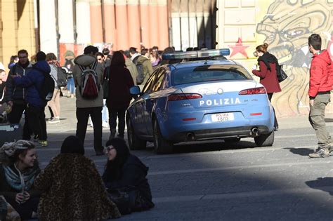 Bologna Aggredisce Con Una Catena E Rapina Un Passante