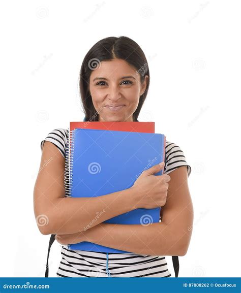 Muchacha Latina De Moda Del Estudiante Que Celebra La Sonrisa De La Mochila De La Carpeta Y Del