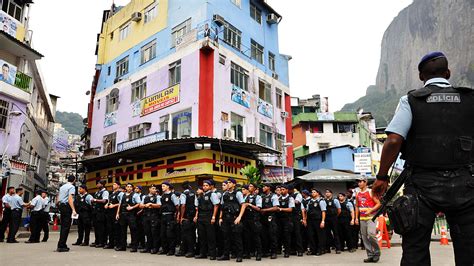 Moradores Da Rocinha Relatam Tortura Praticada Por Pms Da Upp Veja