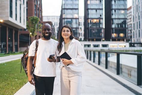 Feliz Pareja Multiétnica Con Aparatos Escuchando Música En Auriculares