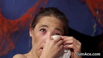 Belleza sexy recibe carga de esperma en su cara tragándose todo el semen XVIDEOS
