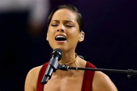 Alicia Keys Sings National Anthem at Super Bowl XLVII