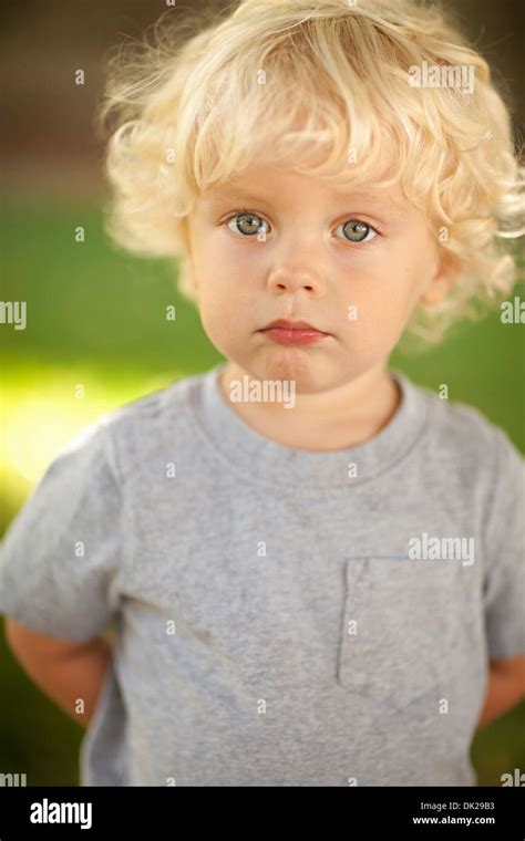 Close Up Portrait Of Blonde Innocente Bébé Garçon Avec Des Cheveux