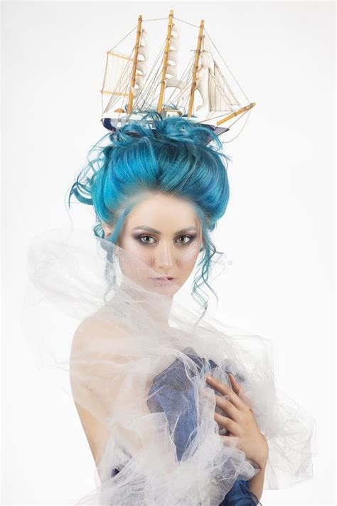 Ragazza Sensuale Con Le Spalle Nude E La St Blu Dipinta Dei Capelli Fotografia Stock Immagine