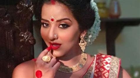 bhojpuri star Monalisa this hot video will stunn you मनलस न शयर कय अपन ऐस HOT वडय