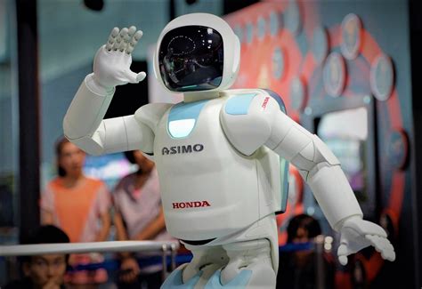 Honda's Humanoid ASIMO robot, Honda Humanoid ASIMO Robot Says Goodbye ...