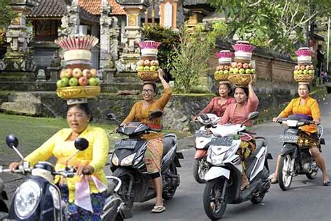 Potret Parade Perempuan Berkebaya Di Bali Kampanyekan Kebaya