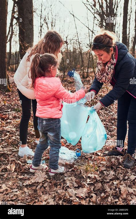 Familia Limpiando Un Bosque Voluntarios Recogiendo Residuos Pl Sticos