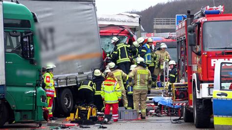 Im Video Vier Lkw beteiligt 41 jähriger Fahrer stirbt bei Unfall auf