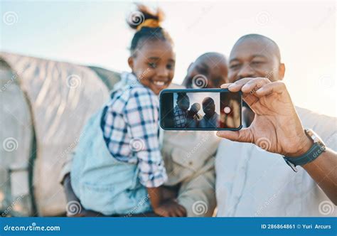 Selfie De Granja Y Padres Gay Con Una Chica En El Campo Para Vacaciones Y Aventura Agricultura