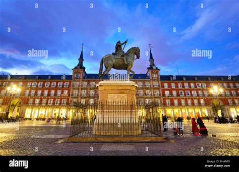 La Estatua Ecuestre Del Rey Felipe Iii Felipe Iii De España La Plaza