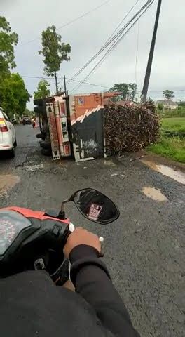 Jalan Rusak Truck Muatan Tebu Terguling Di Gembong Pati Youtube