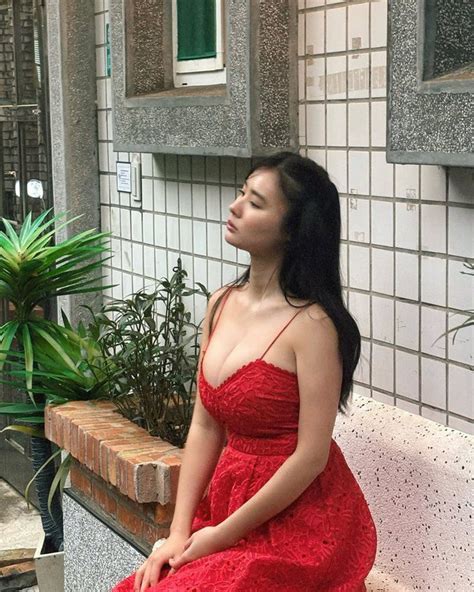 Nàng hot girl bỗng chốc nổi như cồn khi đến Việt Nam du lịch