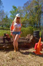 Construction Worker Kelley Cabbana Reveals Her Ass Photos