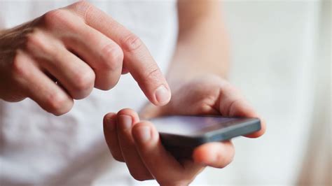 Uae How To Prevent Smartphone Fingers And Hand Injuries Doctors