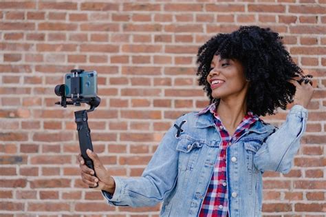Jovem Latina Hisp Nica Afro Americana Haitiana Sorrindo Gravando A Si Mesma Seu Telefone
