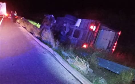 Tracto camión vuelca al salirse del camino en la vía Todos Santos La