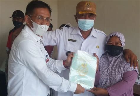 Lima Warga Desa Kertawaluya Terima Sertifikat PTSL Secara Simbolis Dari