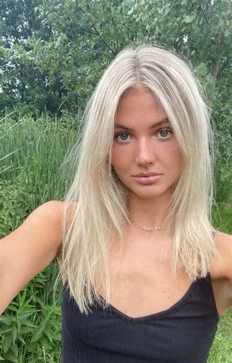 Pin by line on Épingles créées par vous Bright blonde hair Short blonde hair Summer blonde hair