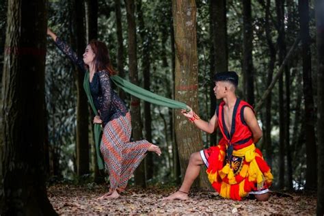 Premium Photo | Ganongan reog ponorogo dance 