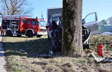 Gegen Baum Gefahren Autofahrer Stirbt Nach Unfall Auf B Bei