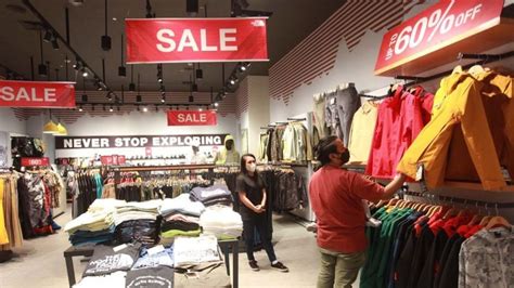 Pengunjung Memilih Baju Yang Dijual Di Kuningan City Mall Jakarta