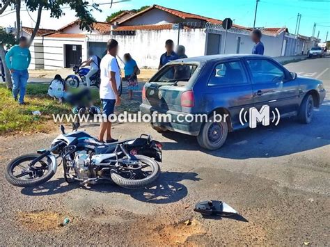 Batida entre moto e carro deixa motociclista ferido em Patrocínio