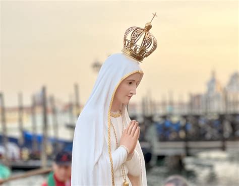 Un Lungo Corteo Acqueo Sul Canal Grande Accoglie Larrivo A Venezia