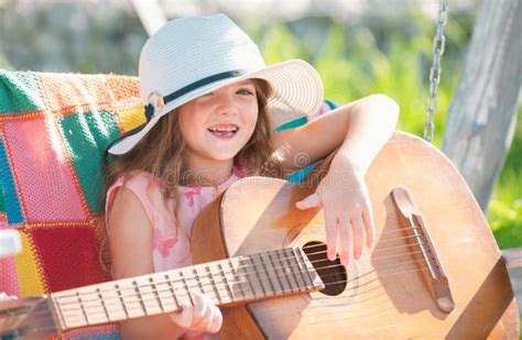 Menina Bonita Cabelos Loiros Encaracolados Tocando Guitarra No