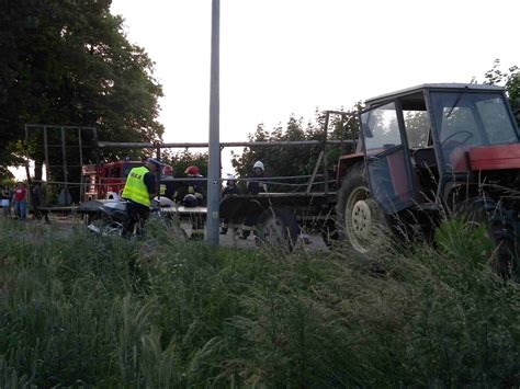 Wypadek w Sulicicach Zderzenie motocykla z ciągnikiem Rannego