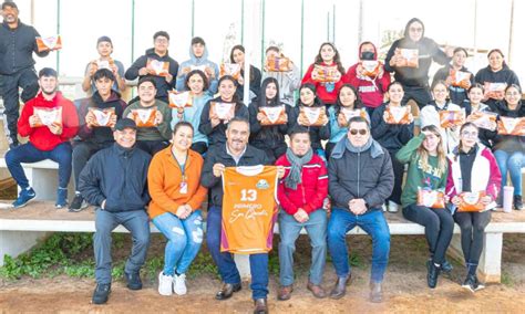 Dotan De Uniformes A Seleccionados De Voleibol Y B Squetbol Para El