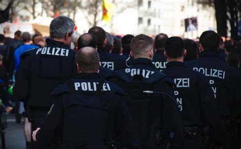 Polizist Beim Einsatz Verletzt Berufsrisikotypische Verletzung Oder