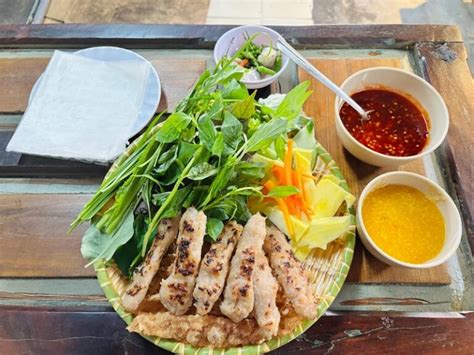quan nem nuong  nha trang ngon dong khach ran ran