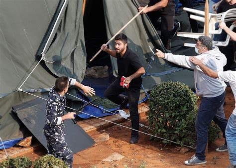 Lebanese Protesters Dig In Setting Up Tents To Bloc Roads