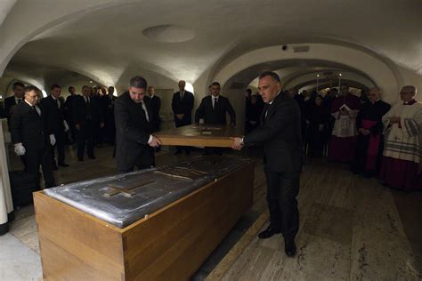 Pope Francis Approves Simpler Quicker Procedures For Papal Funerals