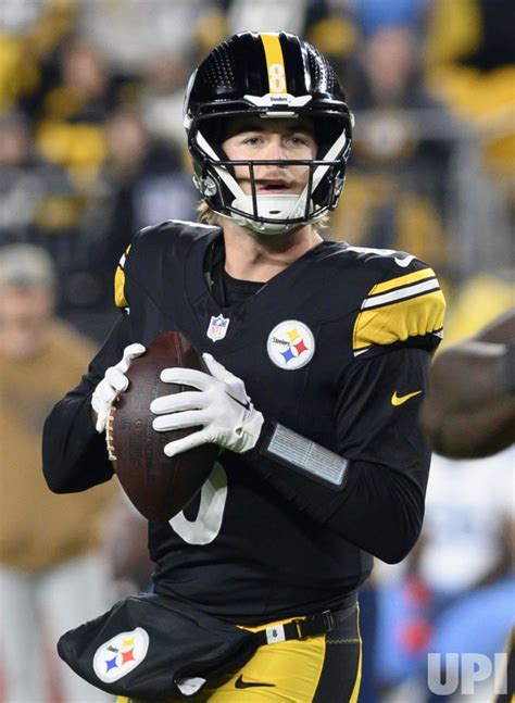 Photo Steelers Quarterback Kenny Pickett Throws Against Titans