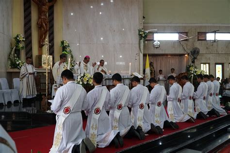 Tahbisan Imam Sakramen Imamat Untuk Tiga Pastor Diosesan Baru