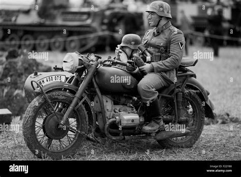 Weltkrieg Deutsche Soldaten Auf A Bmw Motorrad Mit Beiwagen Auf Dem