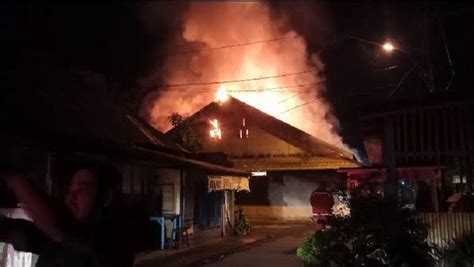 Kebakaran Di Malam Tahun Baru 3 Rumah Bedeng Di Jambi Ludes Dilalap Api