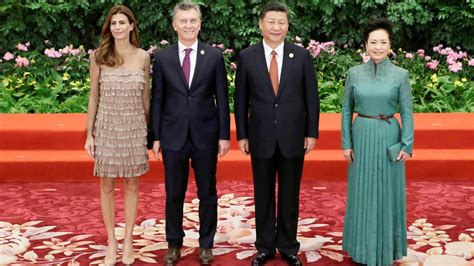 Debate Sobre El Look De Juliana Awada En China Casual Chic O