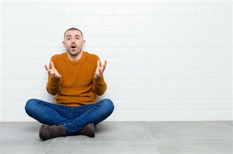 Retrato De Un Hombre Sobre Un Fondo Blanco Foto Premium